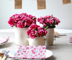 růžové prostíraní a růžové kytky - romantické dekorativní prostíraní