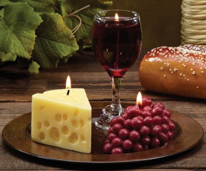 svíčka ve tvaru sýra, hrozen a vína
