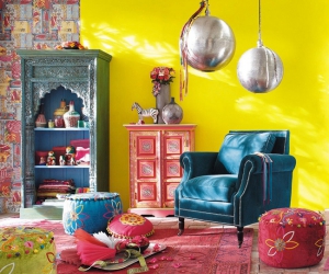 barevný pokoj se žlutou zdí a barevnými taburetkami ve stylu indie