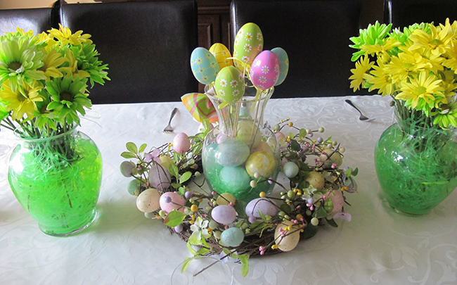 živé květy a vajíčka jsou základem pro velikonoční dekorování