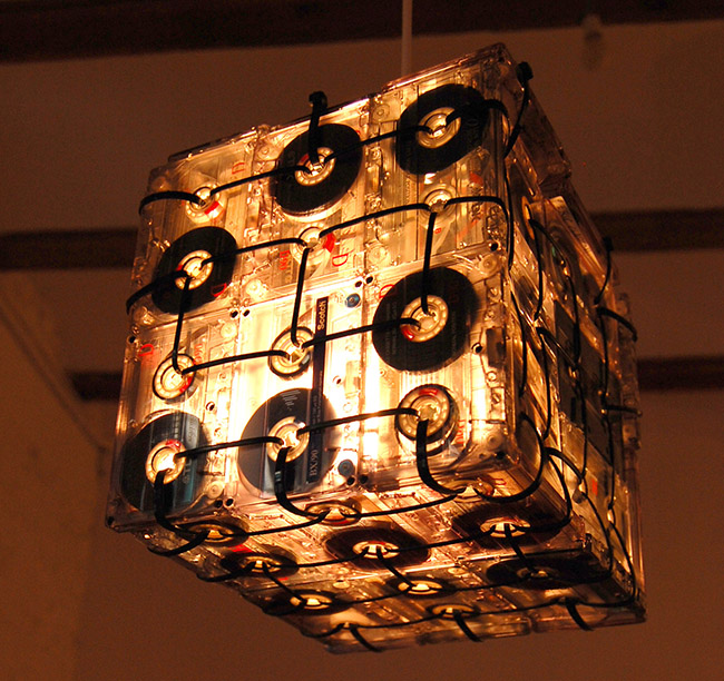 lampa vyrobená použitím starých kazet