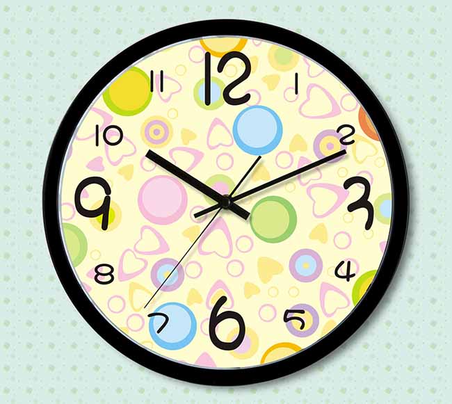 zábavné barevné nástěnné hodiny
