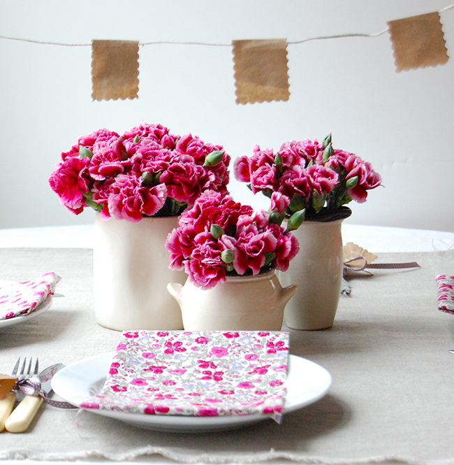 růžové prostíraní a růžové kytky - romantické dekorativní prostíraní