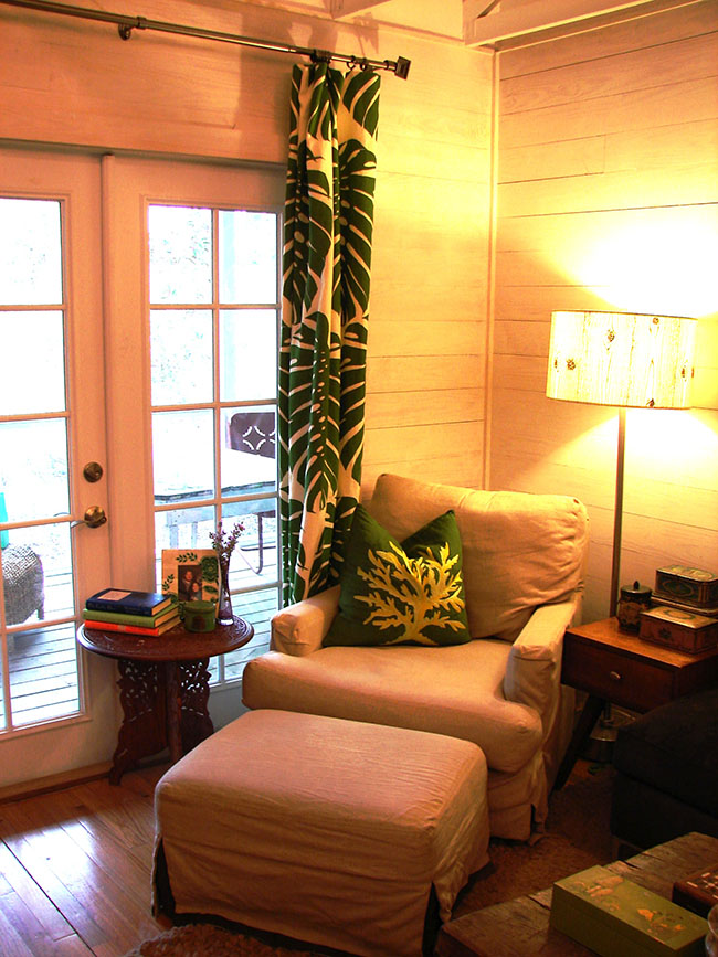 dobrá stojací lampa usnadňuje čtení v obývacím pokoji