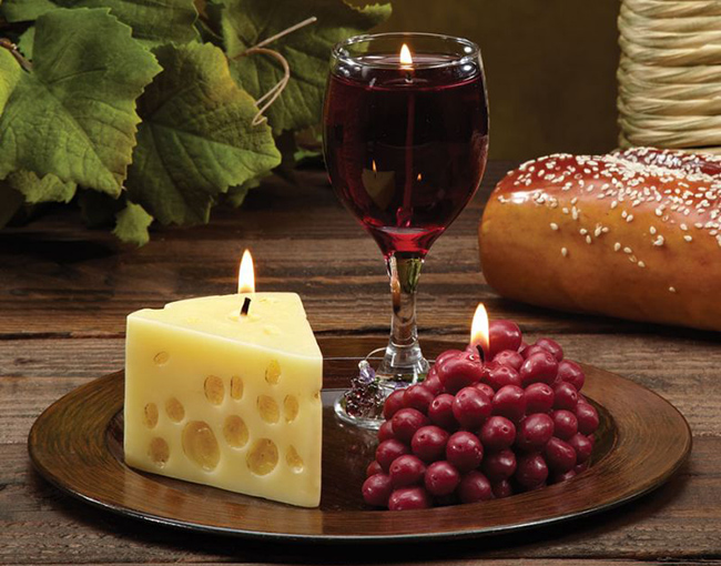 svíčka ve tvaru sýra, hrozen a vína