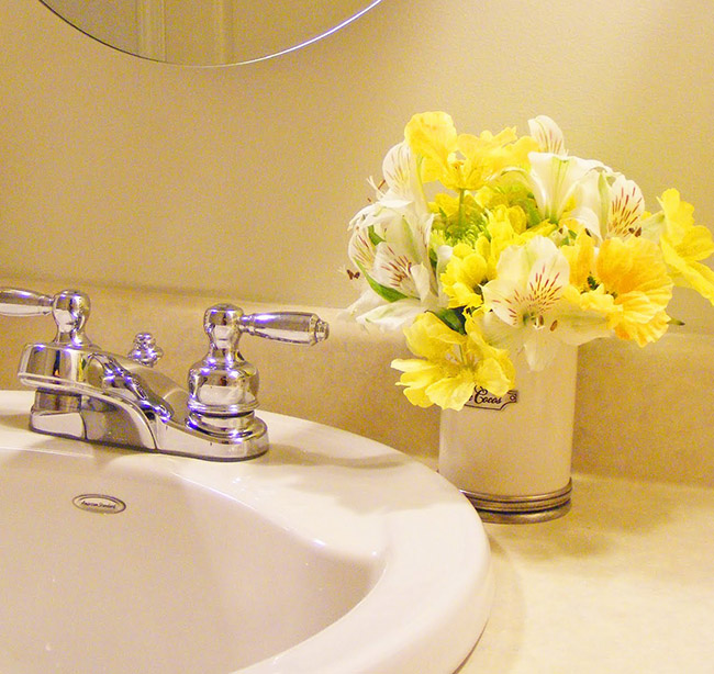 žluté kytky v koupelni