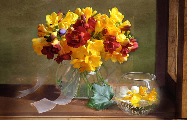 váza se žlutými a bordovými květy