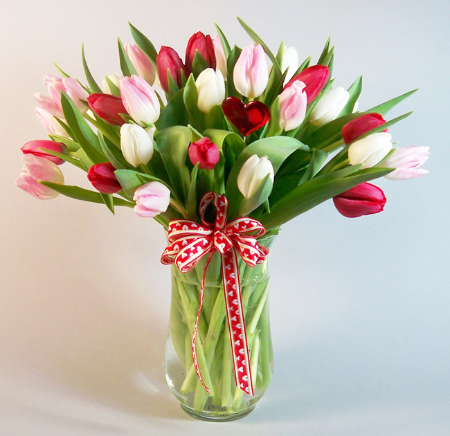 hranatá váza s romantickými tulipány
