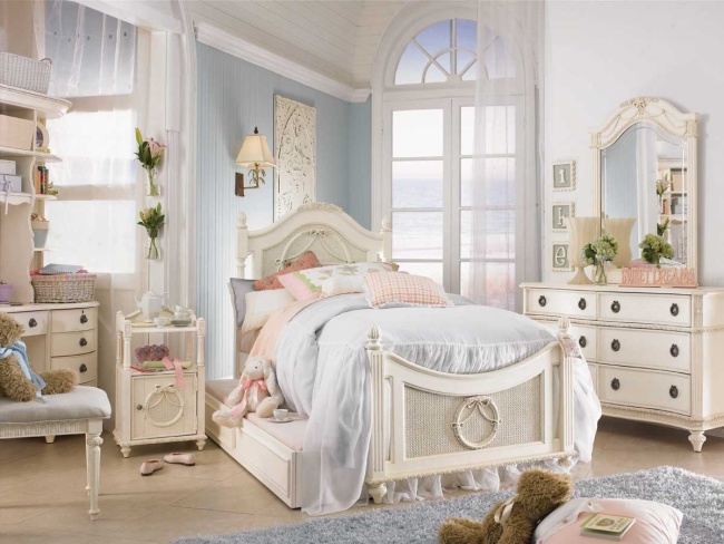 romantický pokoj s postelí, komodou a ostatním nábytkem zařízen v shabby chic stylu