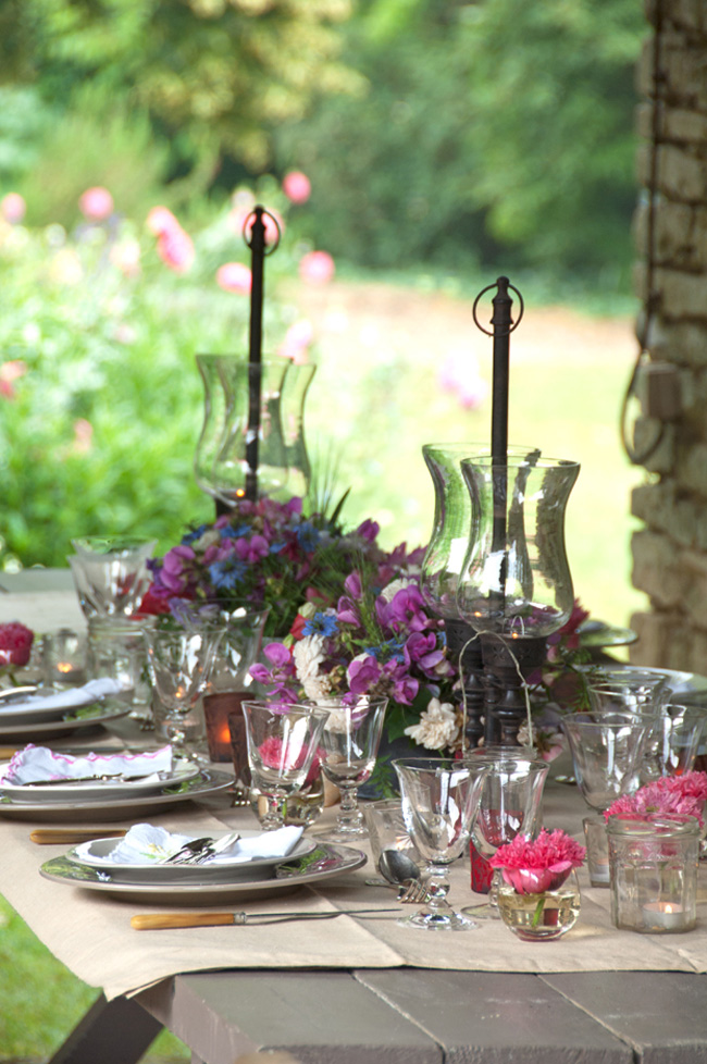 svěže prostřený stůl v romantickém duchu s letními květinami