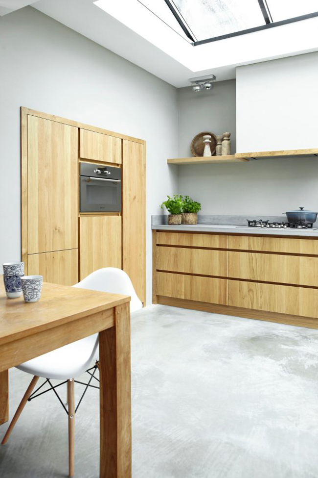 minimalistická kuchyň s dřevěnými prvky