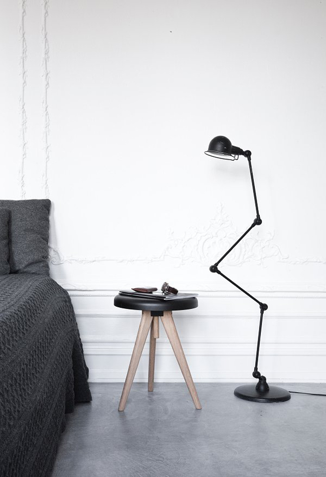 jednoduchá stolička a lampička ve spojení moderního severského minimalismu