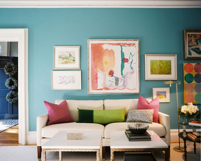 různorodé jemné barvy tvoří příjemnou souhru v obývacím pokoji