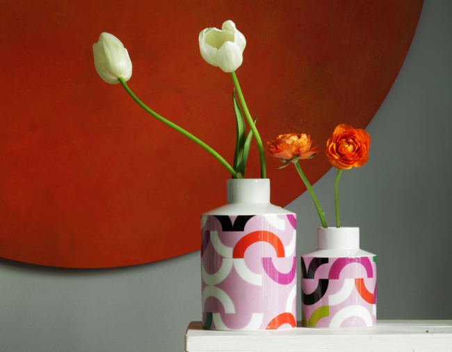 porcelánová váza loop s jarními květy oživí každý stůl