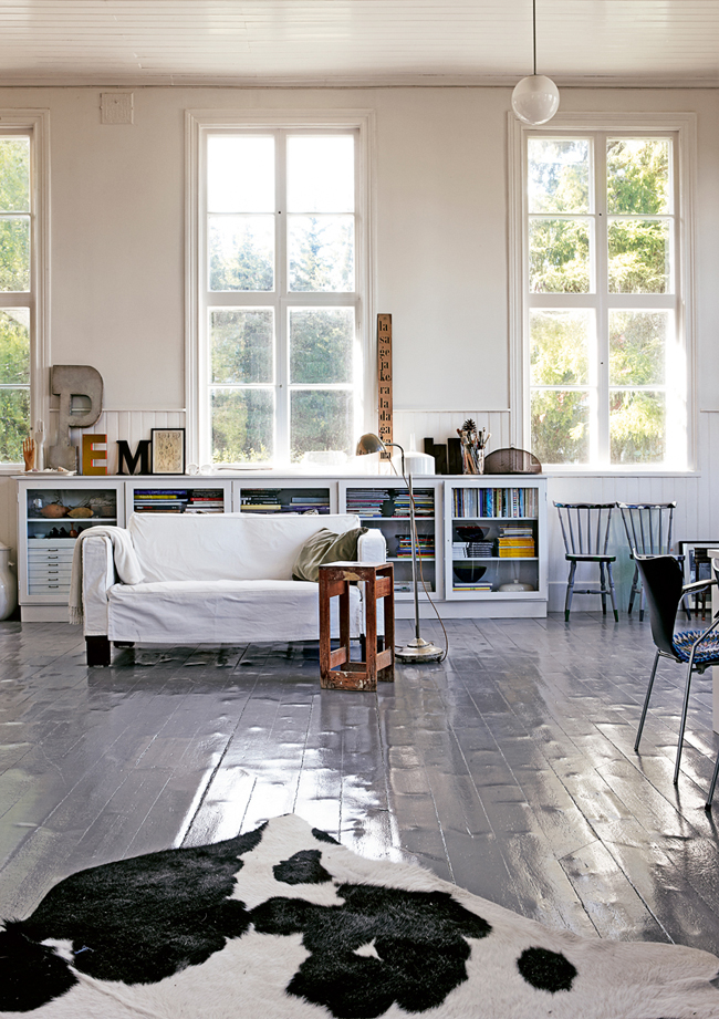 prostorný obývací pokoj s dřevěnou podlahou a velkými okny