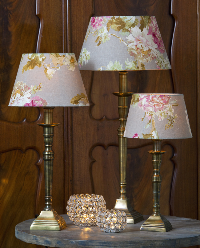 romantické stolní lampy se zlatou podnoží a květinovým stínidlem
