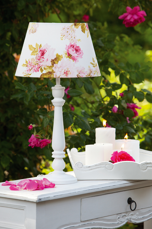 romantická stolní lampa s květinovým stínidlem a bílou podnoží
