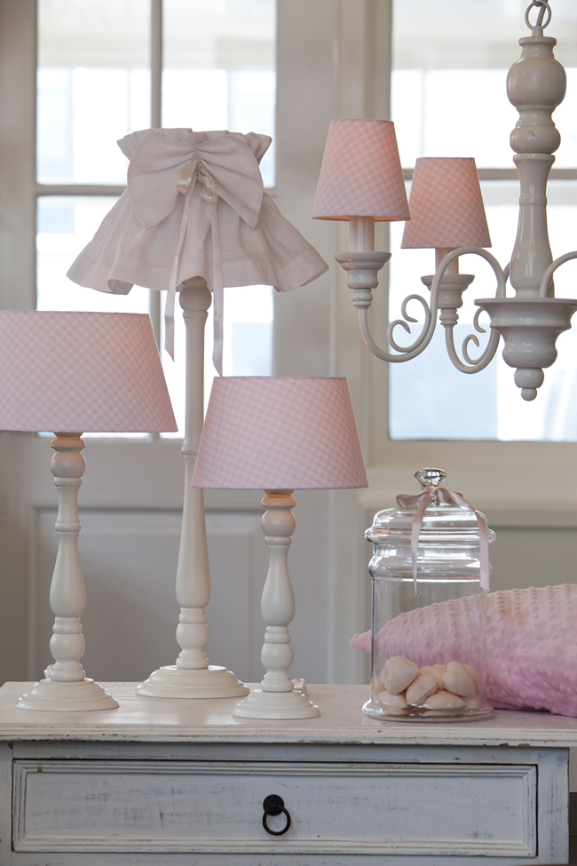 stolní lampy a lustr s růžovým stínidlem a bílými podnožemi
