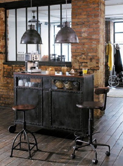 barový koutek s barovými židlemi a barovým stolem v industriálním stylu s použitím dřevěného provedení