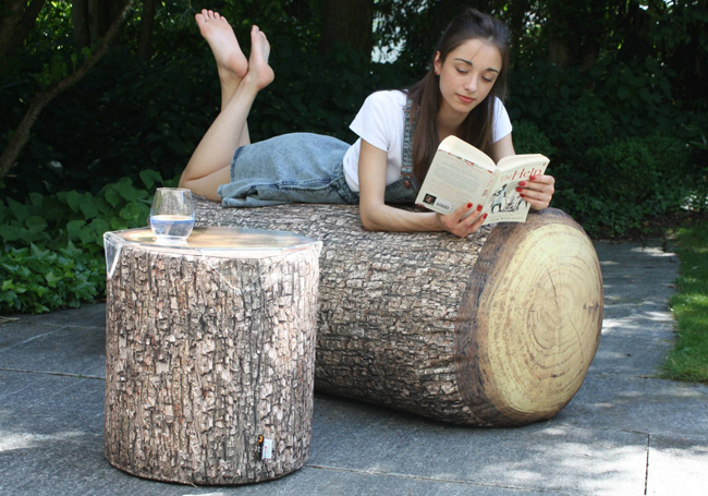 S knihou v příjemném stínu na lavici, která připomíná kmen stromu