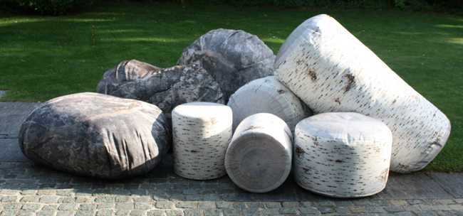 Kolekce sedacího nábytku v podobě kamene a kůry břízy