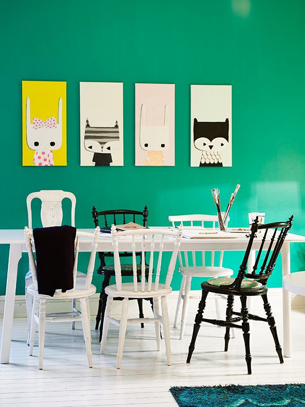 zeď v jídelním koutě namalovaná výraznou zelenou s hravými obrazy