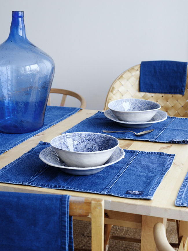 stolování v modré - modré talíře a prostírání z džínoviny