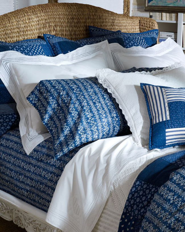 kombinace bílého a modrého povlečení v manželské posteli