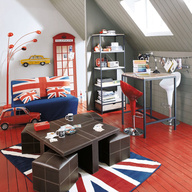 odpočinková zóna bytu s pohovkou, stolkem a barovým stolem ve znamení barev britské vlajky