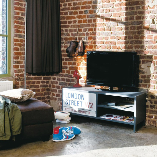 TV stolek s nápisem v industriálním stylu