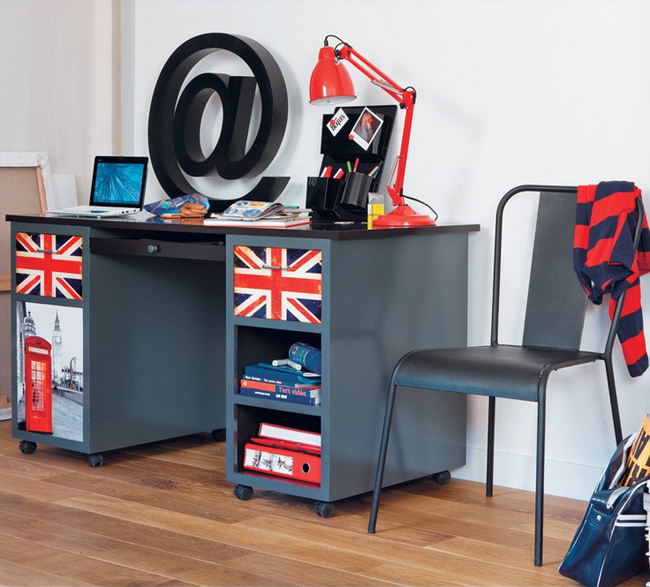 kancelářský stůl v industriálním stylu s britskou vlajkou na zásuvkách a s obrovským zavináčem