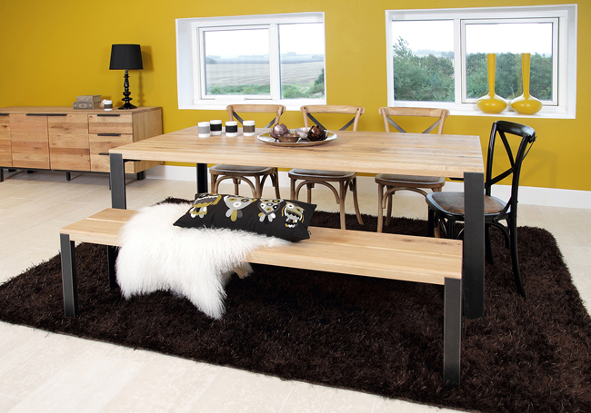 jídelní stůl, lavice a židle z masivního dřeva Soren