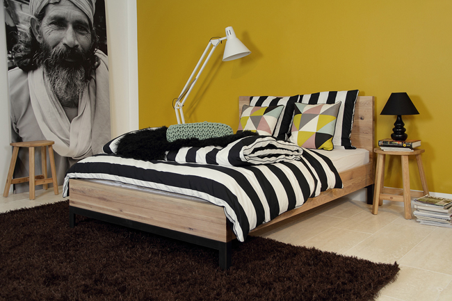 pohodlná postel v ložnici z masivního dřeva Soren