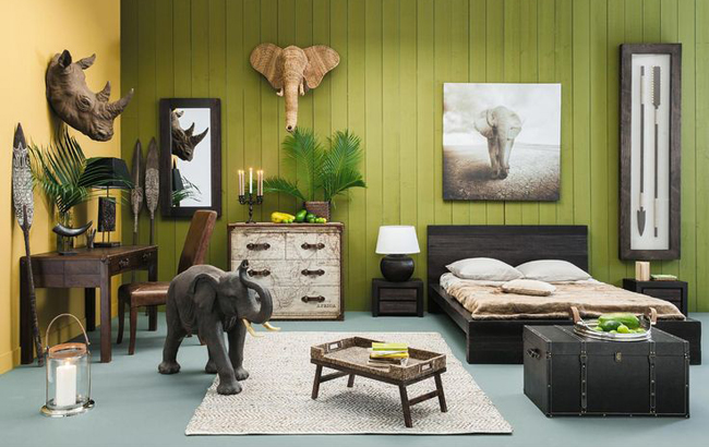 ložnice v teplých barvách s dekoracemi afrických zvířat