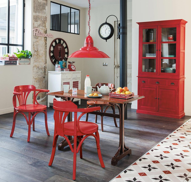 jídelní židle a kredenc namalovaný červenou barvou