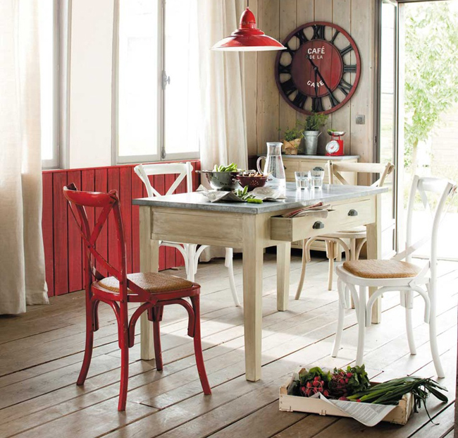 jídelní stůl s jídelními židlemi s kontrastní červenou barvou