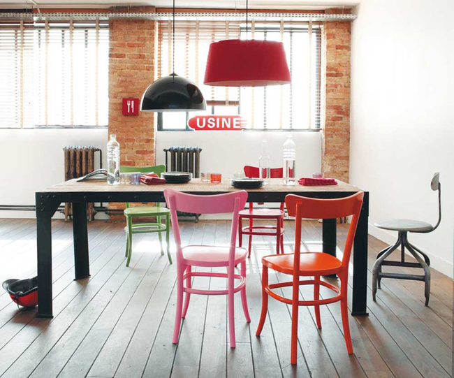 barevné dřevěné jídelní židle v moderní jídelně