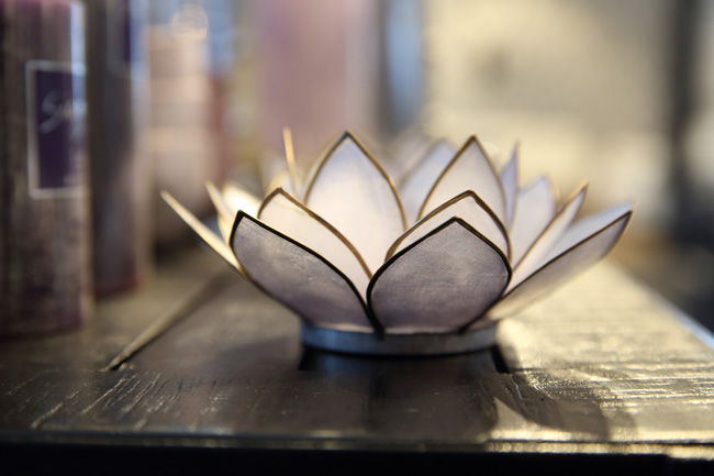 romantický svícen ve tvaru lotosu na čajové svíčky