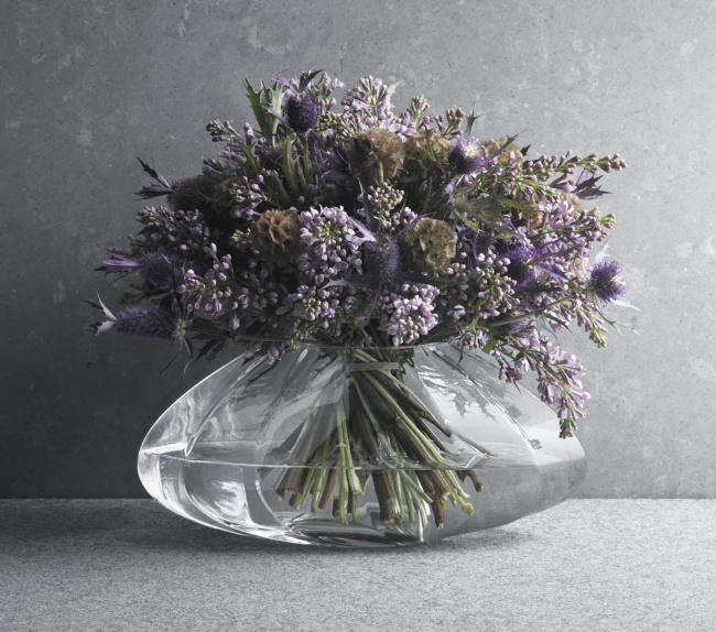 skleněná pruhledná váza s květinami