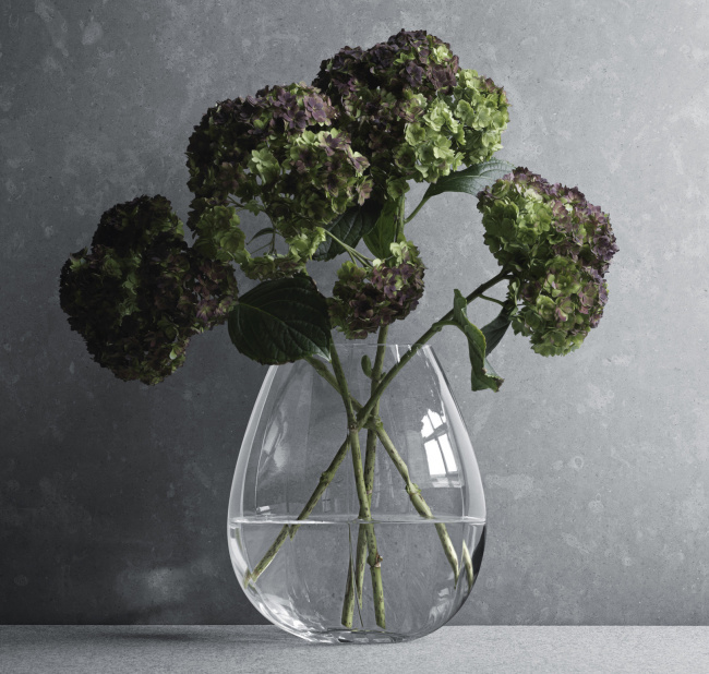 skleněná váza s květinami
