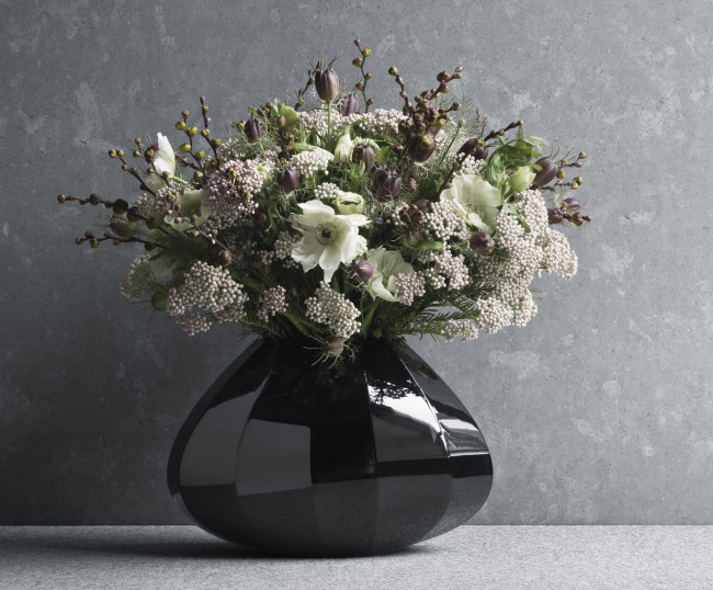 elegantní váza s čerstvými kytkami