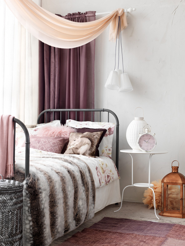 romantická postel v ružové a šedé barvě