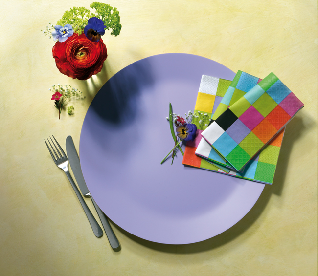 fialový talíř s fialkami jako dekorací