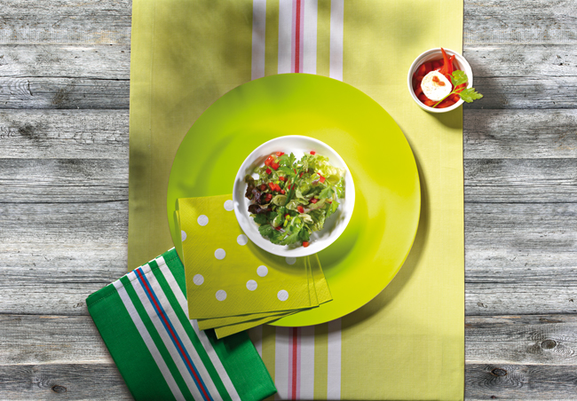 běhoun stripes, puntíkaté ubrousky a servírovací talíř se salátem