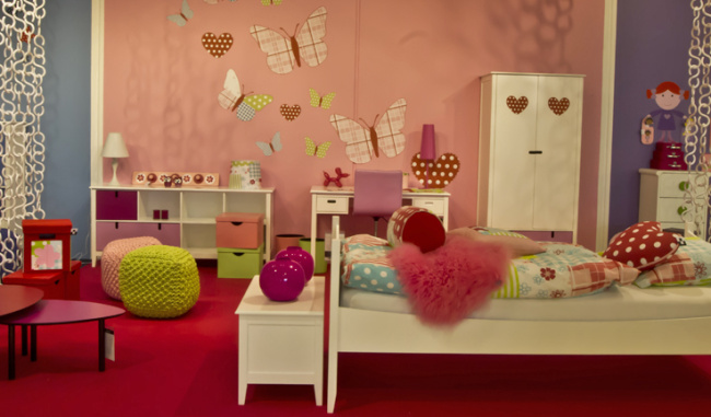 Dětský pokojíček s dekoracemi v růžové barvě