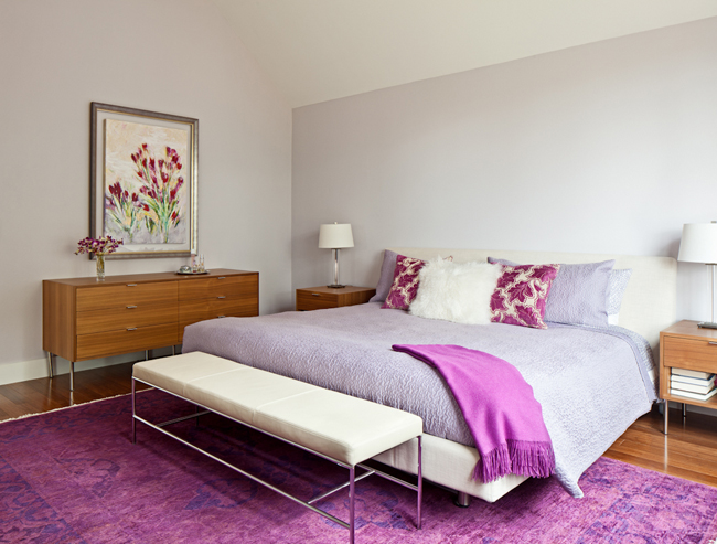 ložnice s fialovými prvky