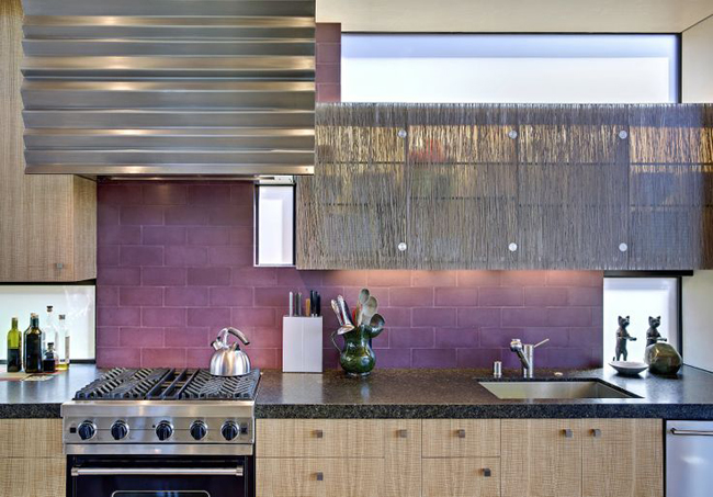 kuchyň s fialovým akcentem