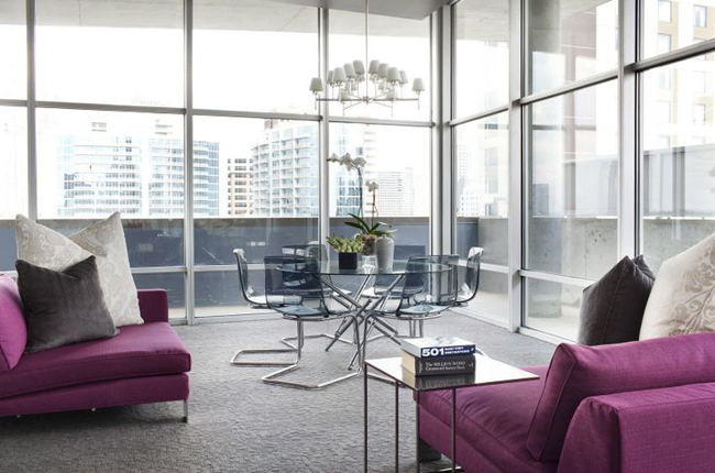 moderní obývák s fialovými pohovkami