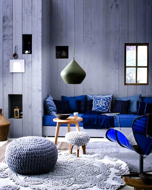 Modrá barva v designovém interiéru