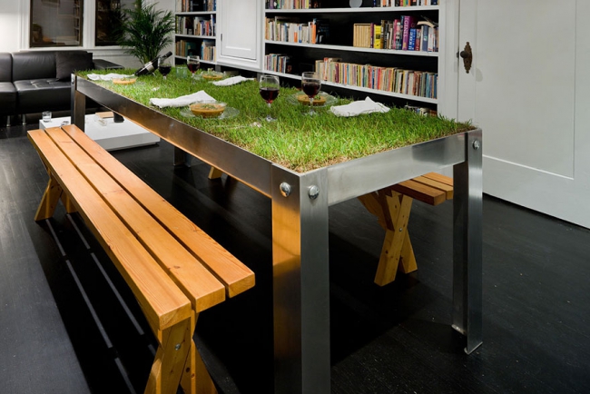 Stůl s travnatou deskou
